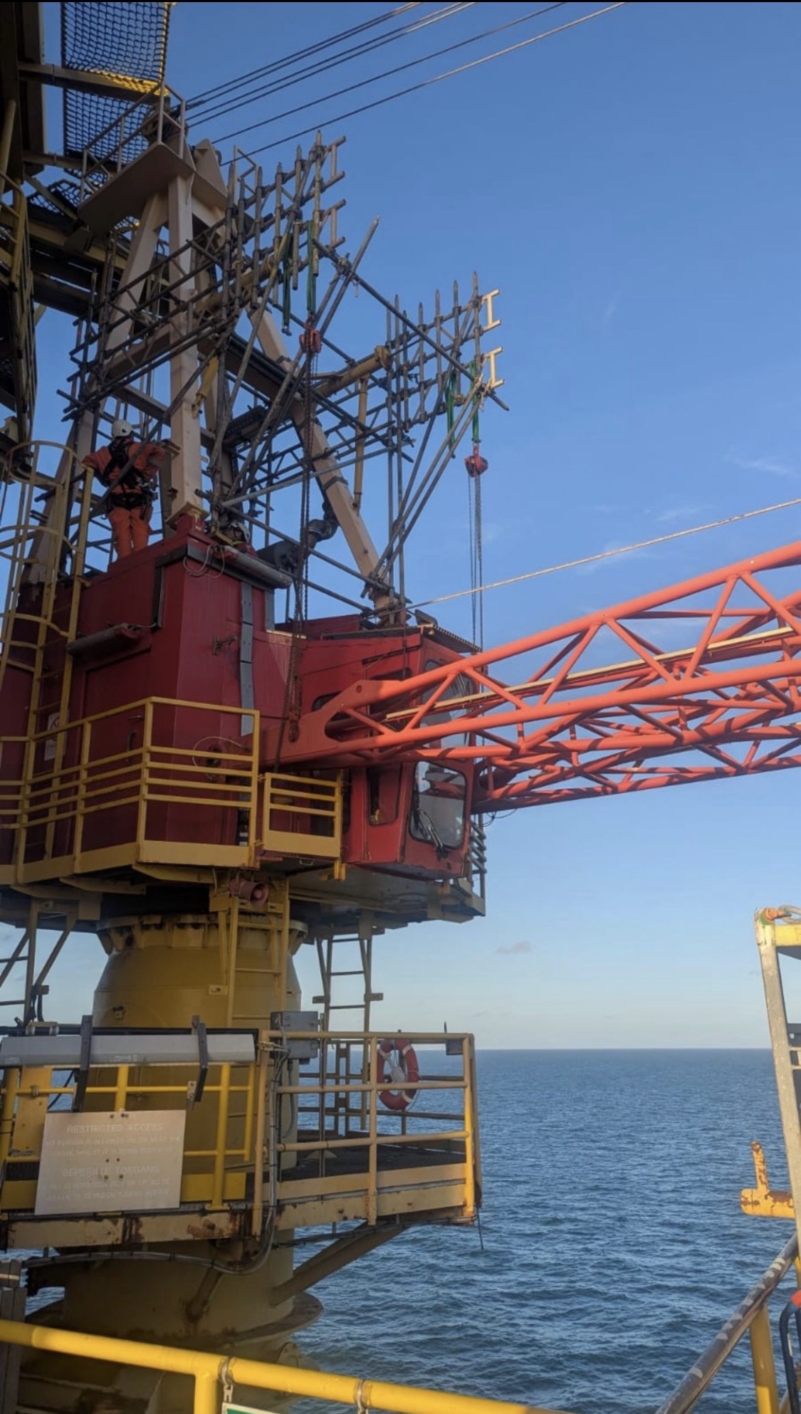 Offshore crane boom foot pin and bushing replacement project