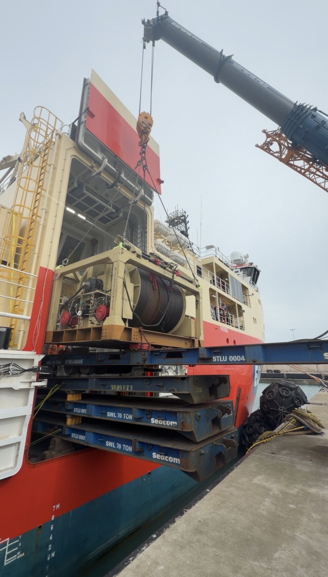 Vessel mobilisation with winch equipment